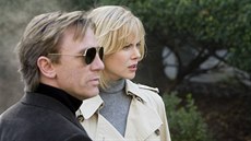 Nicole Kidmanová a Daniel Craig ve filmu Invaze